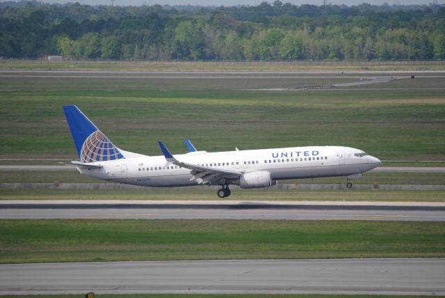 Boeing 737-700 (N27239) - 3/19/2016: United Boeing 737-824 landing on Runway 8R at KIAH. 