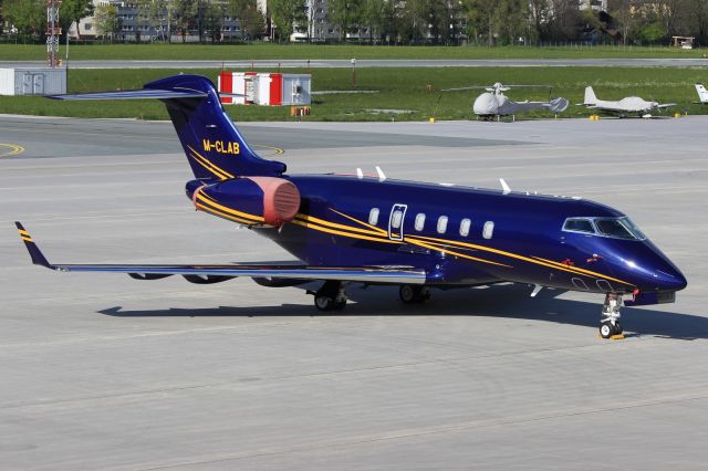 Bombardier Challenger 300 (M-CLAB)