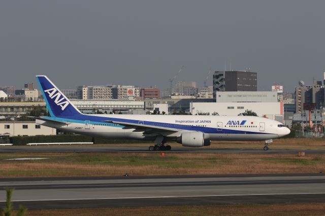 Boeing 777-200 (JA8967) - 05 November 2016:ITM-OKA.