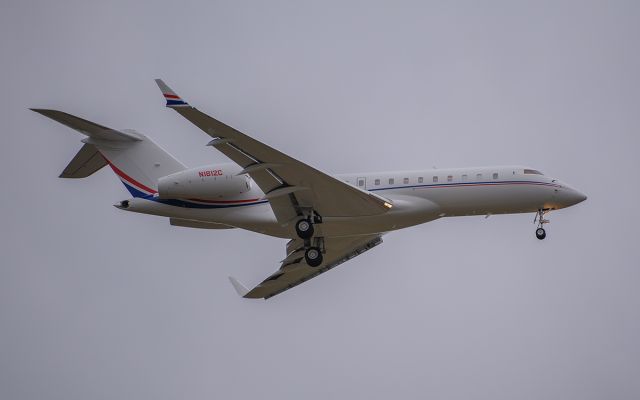 Bombardier Global Express (N1812C) - Runway 02L arrival @KDPA.