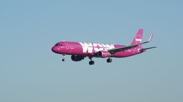 Airbus A321 (TF-GPA) - Runway 25R