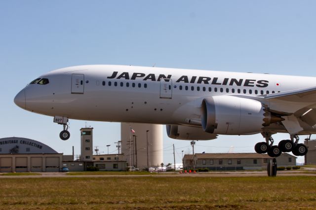 Boeing 787-8 (JA827J) - Japan Airlines 787-8 landing after a test flight.