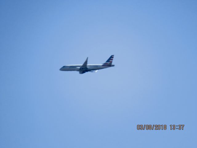 Embraer 175 (N220NN)