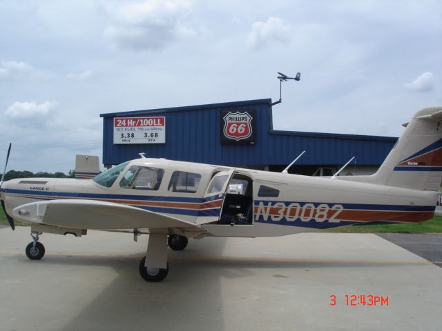 Piper Saratoga (N30082) - Fuel stop for plane and stomachs