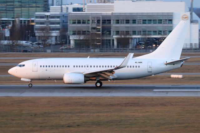 Boeing 737-700 (4L-NIK)