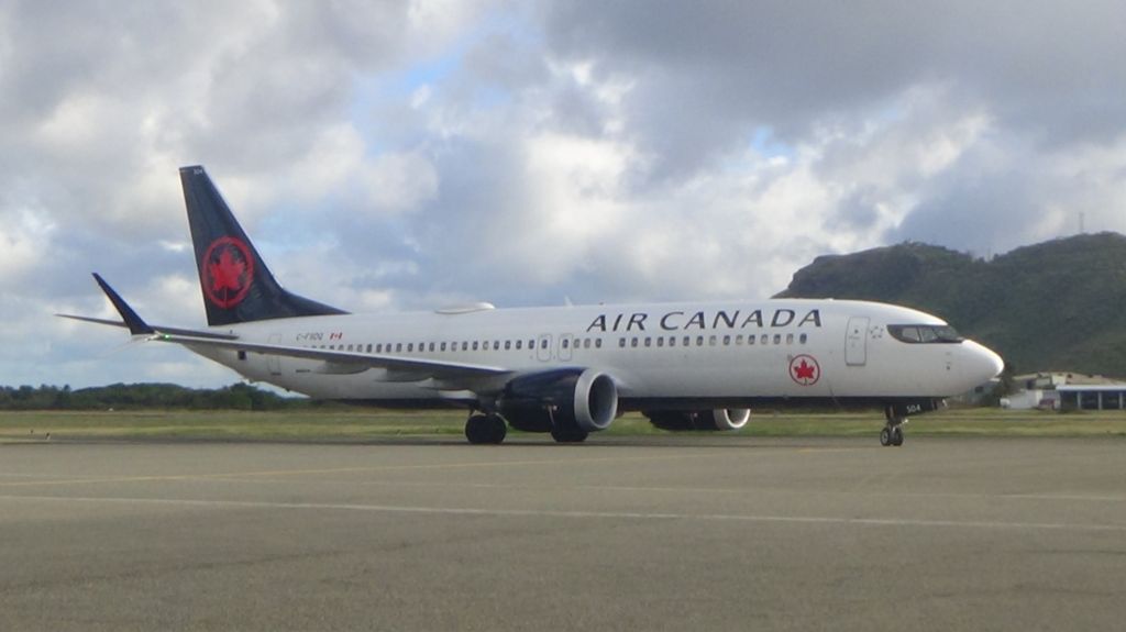 Boeing 737 MAX 8 (C-FSDQ)