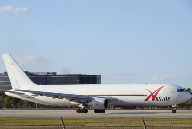 BOEING 767-300 (N219CY)