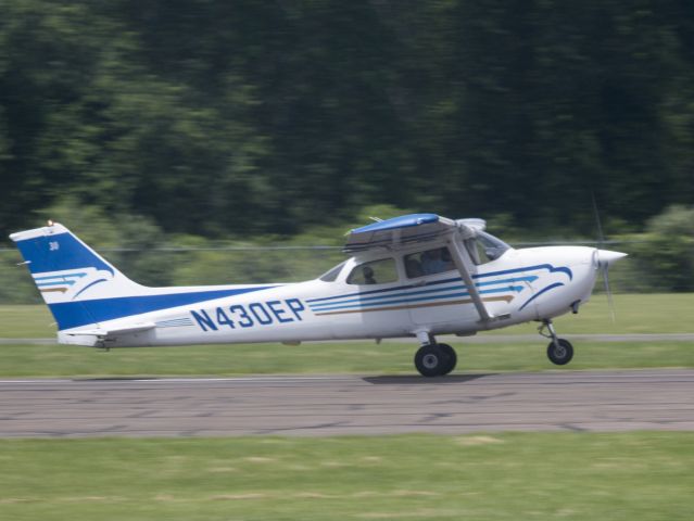 Cessna Skyhawk (N430EP) - Training fleet at Arrow Aviation (203) 744-5010   |    17 June 2015.