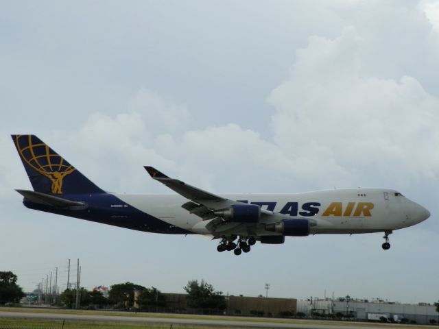 Boeing 747-400 (N496MC)