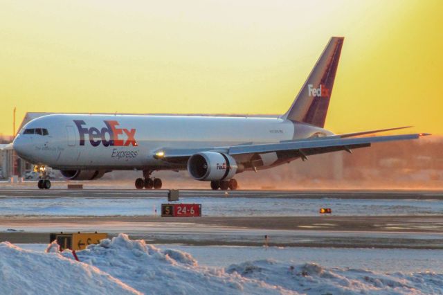 BOEING 767-300 (N172FE) - FedEx 1747 from Indianapolis, landing on runway 33.