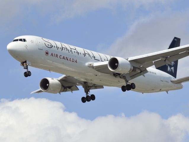 Airbus A330-300 (C-FMWY)