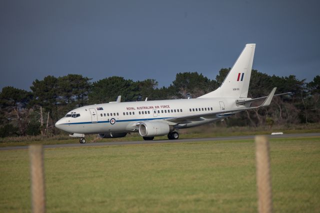 Boeing 737-700 (A36001) - Royal Australian Air Force lands Invercargill Airport New Zealand with Maggie Barry and Australian Governor General on trip to Stewart Island and off to Stewart Island