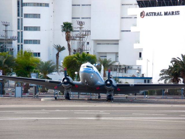 Douglas DC-3 (4X-AES)