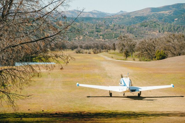 Beechcraft Bonanza (33) (N4104S)