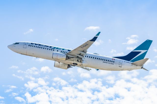 Boeing 737-800 (C-GJLS) - A WestJet 737-800 taking off from PHX on 2/11/23 during the Super Bowl rush. Taken with a Canon R7 and Canon EF 100-400 II L lens.