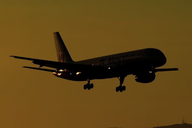 Boeing 757-200 (G-MONJ)