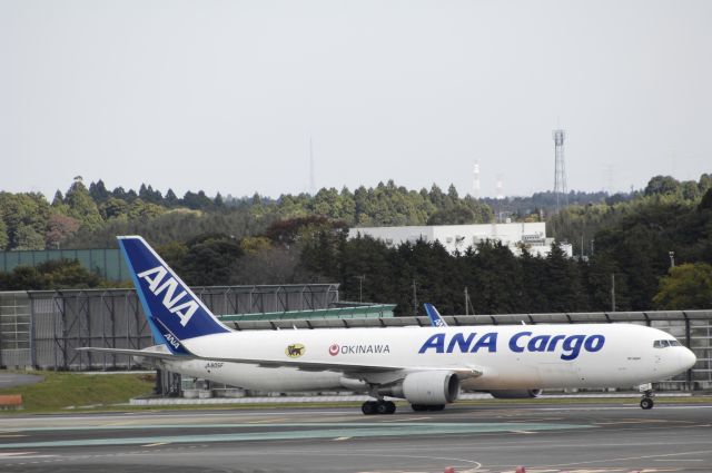 BOEING 767-300 (JA605F) - Taxing at Narita Intl Airport on 2016/11/16