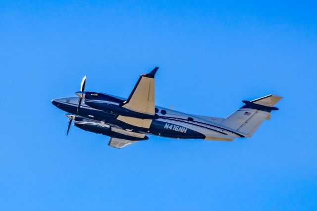 Beechcraft Super King Air 350 (N416NH) - A Beechcraft Super King Air 350 taking off from PHX on 2/10/23 during the Super Bowl rush. Taken with a Canon R7 and Canon EF 100-400 II L lens.