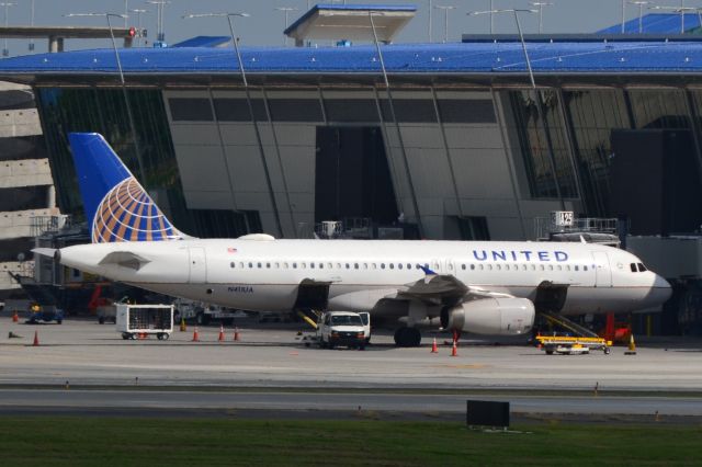 Airbus A320 (N411UA) - at KCLT - 9/22/18