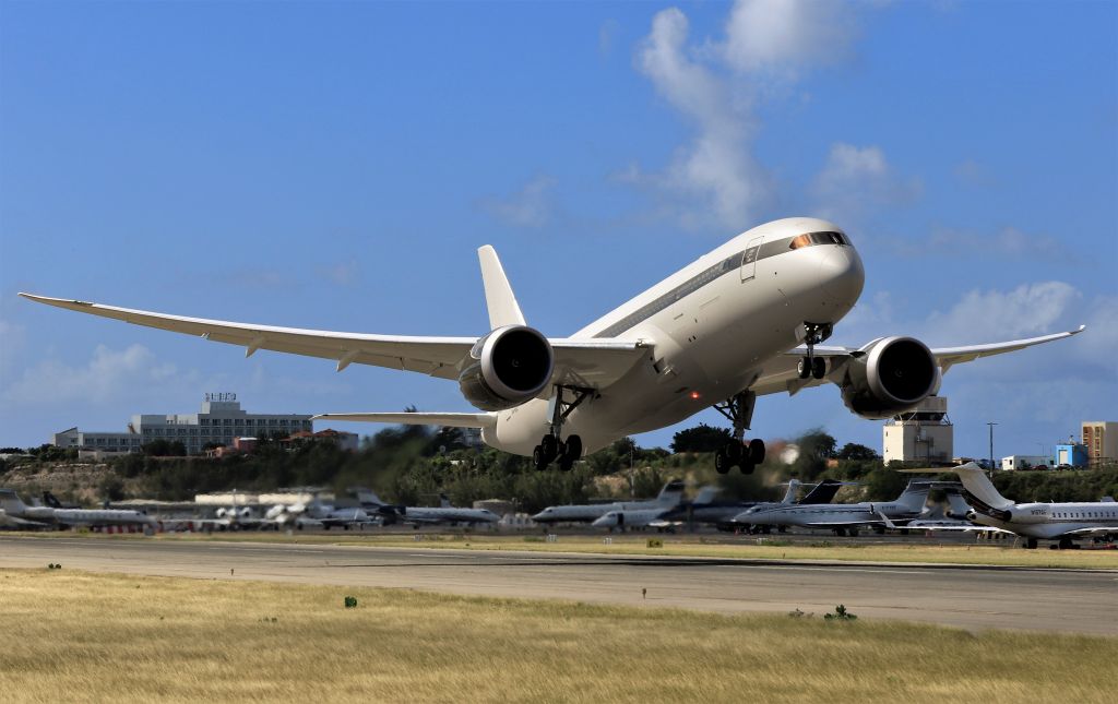 Boeing 787-8 (P4-BDL)