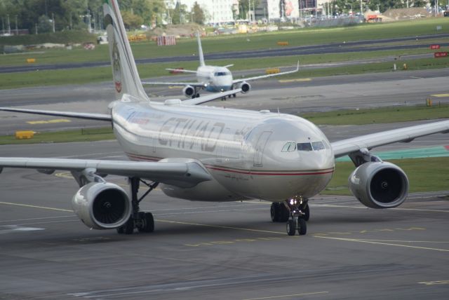 BOEING 777-300 (A6-ETK) - ETIHAD B777-3FX/ER cn39686