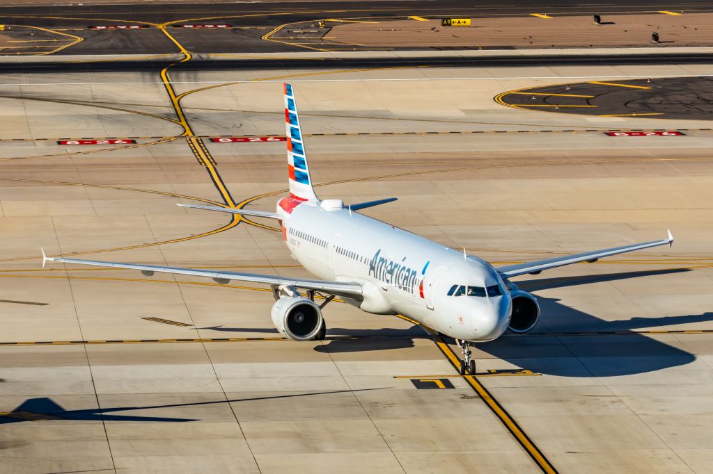Airbus A321 (N188US) - An American Airlines A321 taxiing at PHX on 2/28/23. Taken with a Canon R7 and Canon EF 100-400 L ii lens.