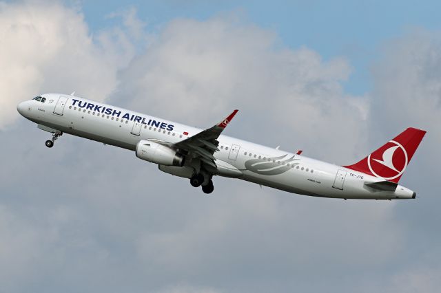 Airbus A321 (TC-JTE) - THY1994 climbing out on the flight back to Istanbul.