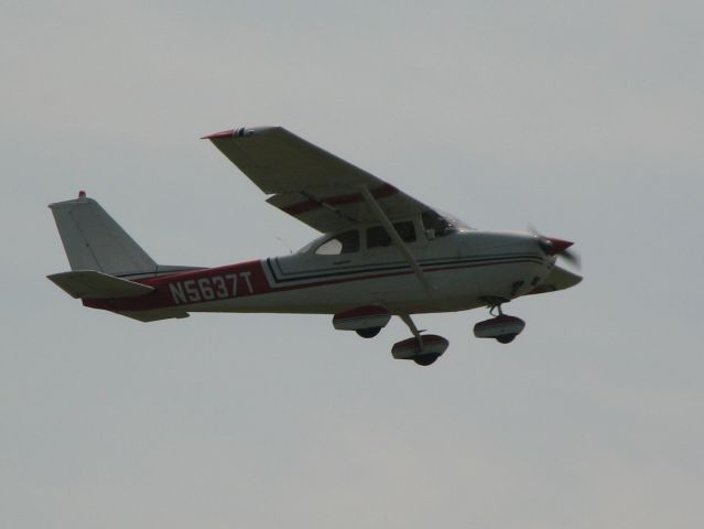 Cessna Skyhawk (N5637T) - at Queen City