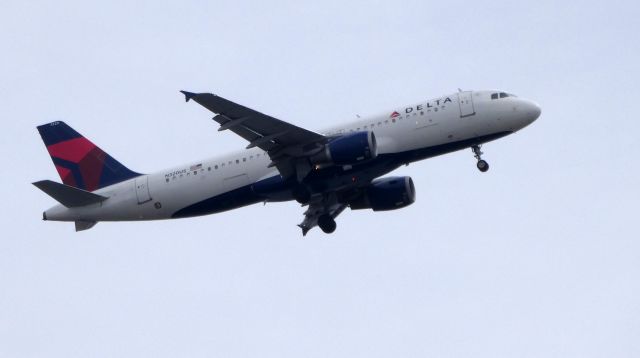 Airbus A320 (N320US) - On final is this 1991 Delta Airlines Airbus A320-211 in the Spring of 2019.