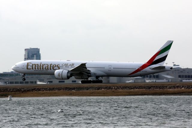 BOEING 777-300ER (A6-ECQ)