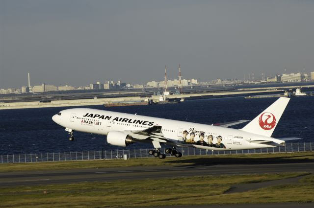 Boeing 777-200 (JA8979) - Departure at Haneda Intl Airport Rwy34R on 2012/10/29 "Arashi Jet"