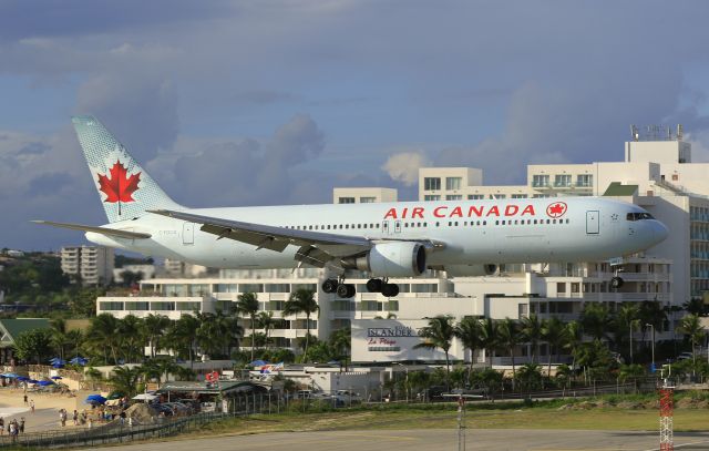 BOEING 767-300 (C-FOCA)