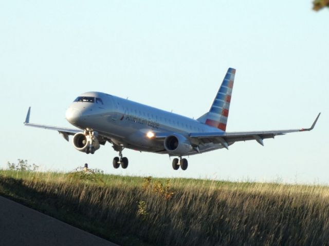 Embraer 170/175 (N129HQ)