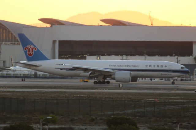 BOEING 777-200LR —