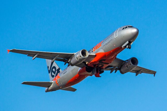 Airbus A320 (VH-VGR) - Airbus A320 Jetstar VH-VGR R21 YPPH 060118