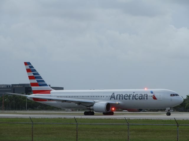 BOEING 767-300 (N369AA)