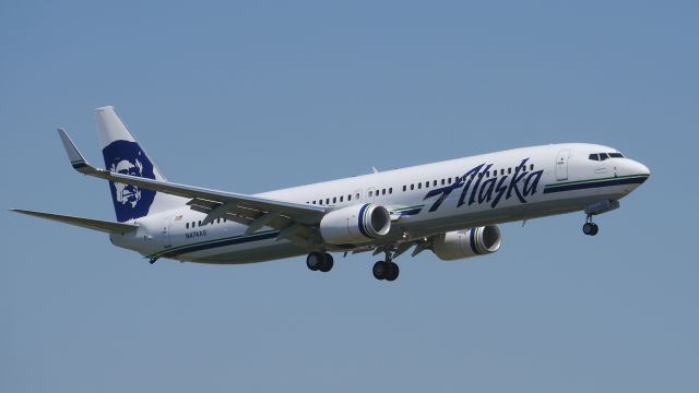 Boeing 737-900 (N474AS) - ASA9822 makes a missed approach to Rwy 16R during its delivery flight from KBFI on 6/29/15. (ln 5431 / cn 40715).