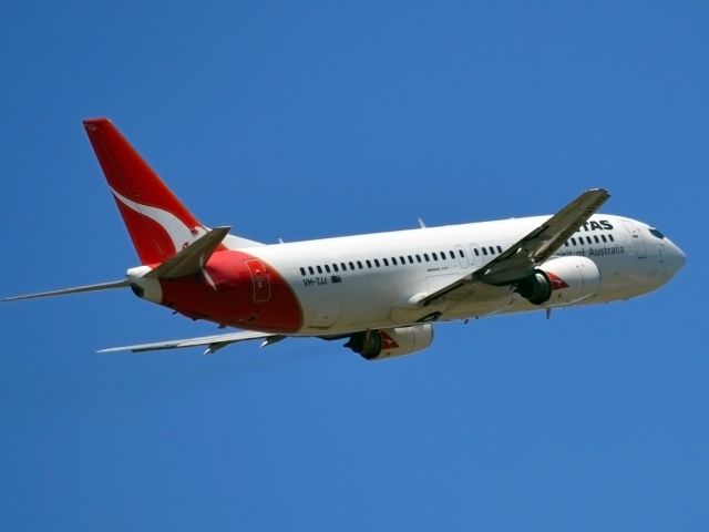 BOEING 737-400 (VH-TJJ) - Getting airborne off runway 23. Monday 19th December 2011.