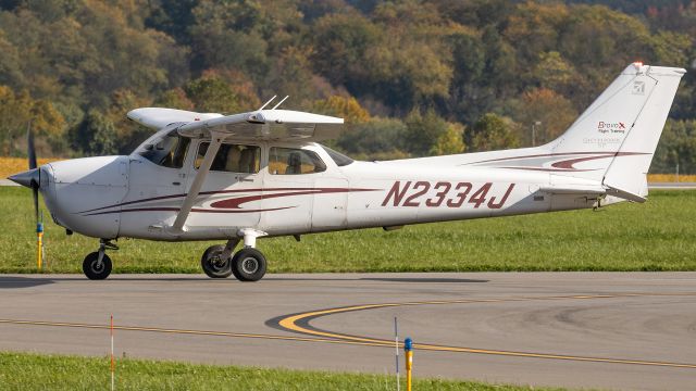 Cessna Skyhawk (N2334J) - N2334J taxiing back to parking after doing patterns at Frederick Municipal Airport 
