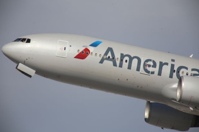 Boeing 777-200 —