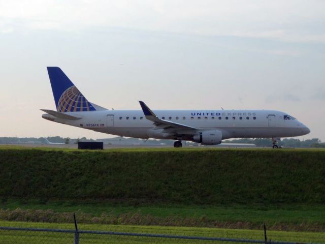 Embraer 175 (N736YX)