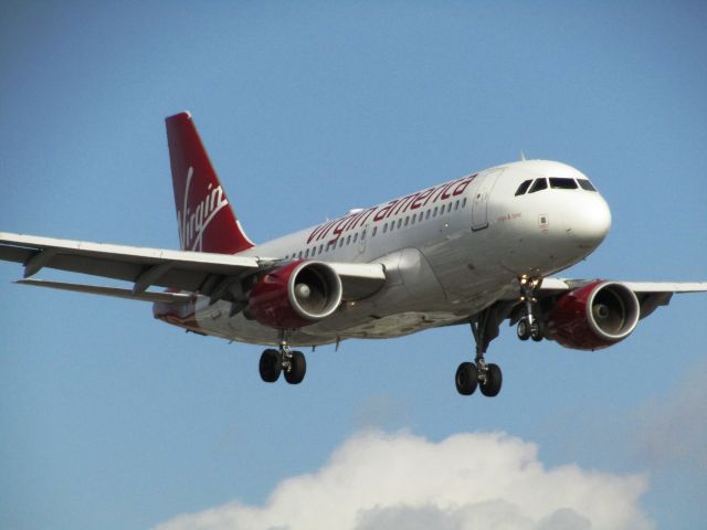 Airbus A319 (N525VA) - Landing RWY 20R