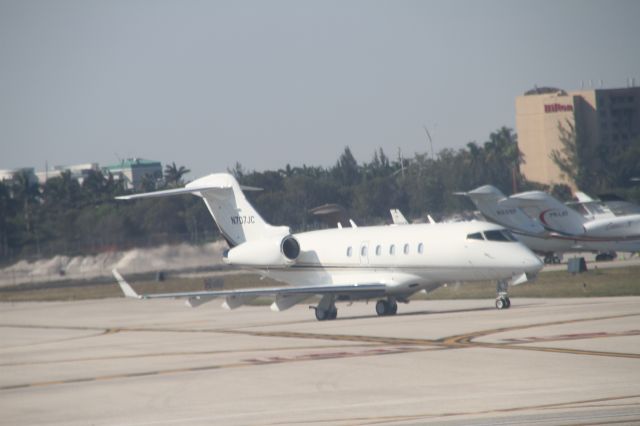 Bombardier Challenger 300 (N707JC)