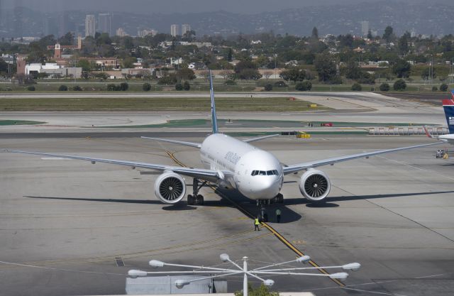 BOEING 777-300 (ZK-OKN) - ZK-OKN  Boeing  B777-319ER  ANZ  KLAX  20130303  3928