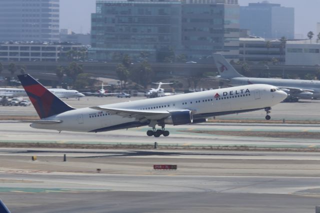 BOEING 767-300 (N129DL)
