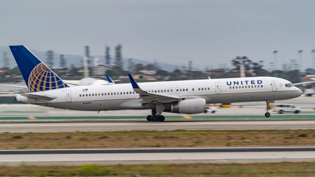 Boeing 757-200 (N14121)