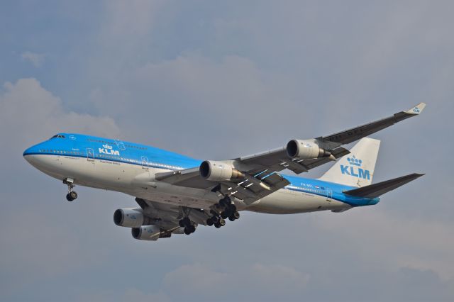 Boeing 747-400 (PH-BFI) - Boeing B747-406M PH-BFI MSN 25086 named "Jakarta" of KLM is on short final to runway 05R at Mexico City International Airport (06/2019). This plane was stored on 12/2019 and scrapped on 10/2020.