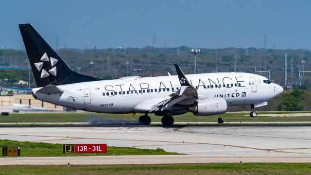 Boeing 737-700 (N13720) - United Star Alliance touching down on 13R.br /3/11/20