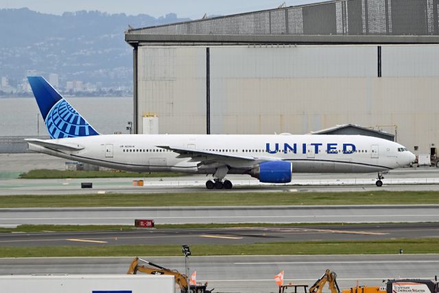 Boeing 777-200 (N226UA)