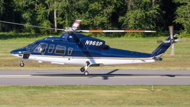 Sikorsky S-76 (N96SP) - N96SP touching down on College Park Airport's runway 33 after a flight from Penns Landing 